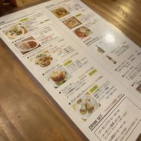 Cardápio e muitas pessoas trabalhando #Veganuary at Modernark in Kobe