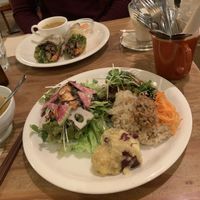Vegan wrap lunch and vegan plate lunch set at Modernark in Kobe