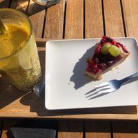 Goldene Hafermilch und Veganer Himbeer-Haselnuss Kuchen at Hafen Kaffee in Husum