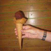 Vegan cone with caramel/cinnamon and chocolate rice milk scoops at Caramello Eisdiele in Berlin