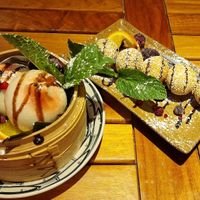 NA1: Sesambällchen und NA3: Steamed Sweet Peach at Pho 45 in Erfurt