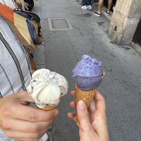 Links Cookie-Eis (vegan) und Lavendeleis (vegan)  at Veganista Ice Cream XII in Vienna