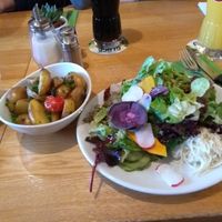 Salat mit Ofenkartoffeln at Marktscheune in Berghaupten