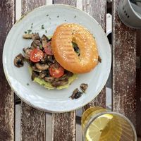 Bagel Veganis com chá frio d’o croissant   at O Croisant in Coimbra