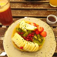 Panquecas veganas y zumo de naranja y remolacha y jengibre at O Croisant in Coimbra