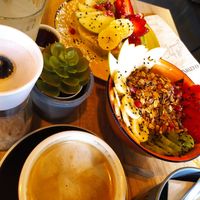 Café con bebida vegetal, bowl de acaí con fruta de temporada y granola casera y panquecas veganas at O Croisant in Coimbra