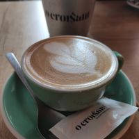 Capuccino com leite de amêndoa at O Croisant in Coimbra