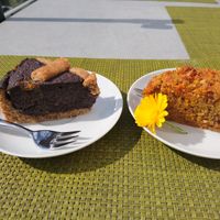 Mohn- und Karottenkuchen mit essbarer Blüte at Lassaneria in Lassan