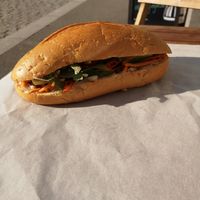 16. Saté kylling-banh mi (Hvete, soya, peanøtter) at EatHappy Vegan in Oslo