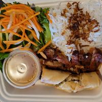 Bun Bì Cha Gio

Risnudler vårruller soya steak, grønnsaker m / chili limesaus & peanøtter og sprøstekt løk. at EatHappy Vegan in Oslo