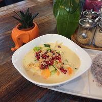 Winter curry special with pomegranate seeds at KrazyKitchen in Vienna