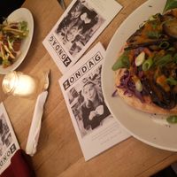 De flatbread met aubergine en broodje pulled jackfruit at Zondag in Maastricht
