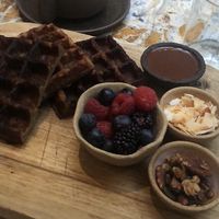 Breakfast at the restaurant of the hotel (open for everyone not only their customers) the menu is 💯 plant based  👌  at Hoy in Paris