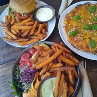 Burger, Pizza, Bowl at Froindlichst in Berlin