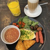 English breakfast & drinks  at Froindlichst in Berlin