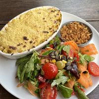 Mac‘n‘cheese with fresh salad as a side  at Froindlichst in Berlin