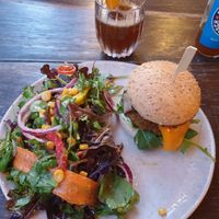 Burger GF bun and GF patty, side salad at Froindlichst in Berlin