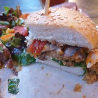 Burger with GF bun, Tomatoe, vegan Cheese, roasted mushrooms at Froindlichst in Berlin