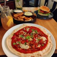 Pizza Mozzi, Barbie Kuh Burger, Mix-it groß at Froindlichst in Berlin