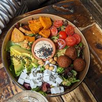 Bowl with sweet potato, 🥑, Falafel and vegan greek cheese at Froindlichst in Berlin