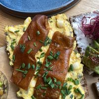 A slice of multigrain seed bread with egg salad, bacon and chives  at Froindlichst in Berlin