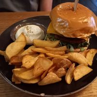 Vitaly Burger mit Pommes und Aioli at Froindlichst in Berlin