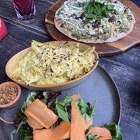 Mac n cheese & truffle pizza   at Froindlichst in Berlin