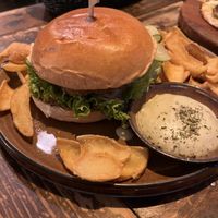 Smoky slaw burger - Chickn, Coleslaw, Smokey Chilli Mayo, BBQ-Soße, Gurke  at Froindlichst in Berlin