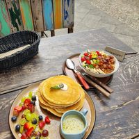 Pancakes with pistacchio cream, and a granola bowl at Froindlichst in Berlin