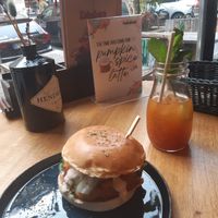 "Chicken"-pumpkin burger and freaky safari drink at Froindlichst in Berlin