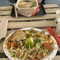 Pad Thai vegano e zuppa di miso vegetariana  at Curry & Co in Turin