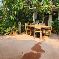 Sur la terrasse il y a une petite dizaine de table at Maracuyá in Flores