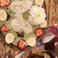 Smoothie bowl (il y en a 2 différents) : blue morpho at Maracuyá in Flores