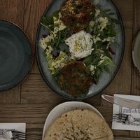 Spinatpuffer und Pita-Brot  at Apostel's in Munich