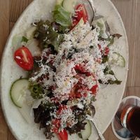 Avocado mit Tomaten und veganer Käse at Apostel's in Munich