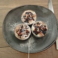 Soja Joghurt griechisch mit Sirup und Walnüsse at Apostel's in Munich