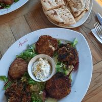 Falafel-Bowl mit Tzaziki und Pitabrot at Apostel's in Munich