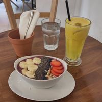 Berry bowl and a juice at Stolia in Shkoder