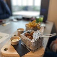 Vegane Bitterballen und Pommes mit veganer Mayo  at Strandpaviljoen Ballum in Ameland