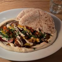 Jerusalem Teller mit veganem Hänchen  at NENI in Vienna