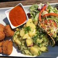 Nuggets und Salat at Deichperle in Kiel