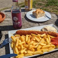 Currywurst mit Pommes und veganer Apfel-Dinkel-Kuchen  at Deichperle in Kiel