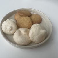 Vegan meringue and cookies they had me try  at Sanki Atölye in Istanbul