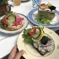 Smörgåstårta, hummusmacka och gubbröramacka at Sassargården Gårdsfik in Onslunda