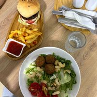 Falafelburger en zelf samen gestelde salade at Go Vegan Cafe in Batumi