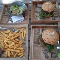 veganer Burger, Pommes und cole slaw at KÖÖK in Neuharlingersiel