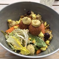 „Golden Bowl“ with chickpeas, quinoa, basmati rice.   at STRÆND in Hornum