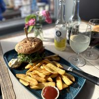 Veganer Burger mit Black Beans Patty und veganer Mayo. Sehr lecker! Dazu eine Zitronenlimonade mit Melisse  at STRÆND in Hornum