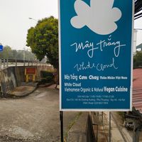 Biển chỉ đường tại đường An Dương Vương at May Trang - White Cloud in Hanoi