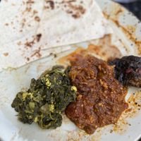 Fladenbrot, Spinat mit Tofu, Aubergine in Tomate, gefülltes Weinblatt  at Zarathustra in Cologne